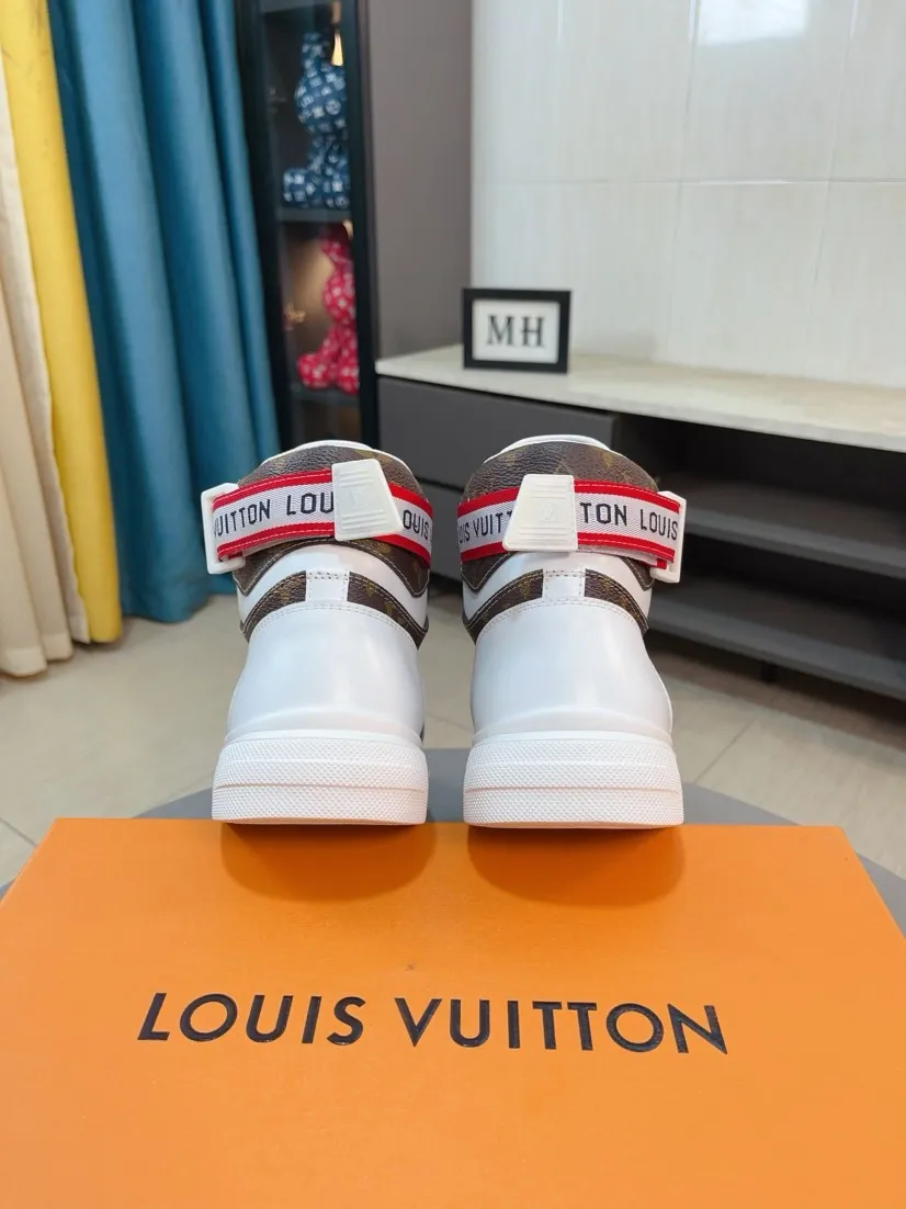 Men's shoes 💰440🌹🌹【LOUIS VUITTON】Same style on Louis Vuitton* official website🚹Men's high-top casual shoes❤️Same style as popular celebrities and big names ~ Best-selling at home and abroad Lv focuses on the checkerboard series...Imported first-layer cowhide with special fabrics➕Full sheep leather lining➕Brand-specific hollow outsole💎Produced by OEM The highest version🔍🔍Number of codes: 38-44,